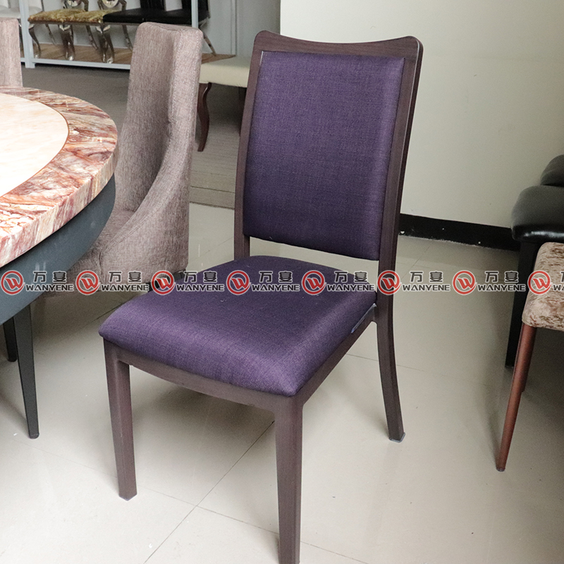 棕色椅架可叠餐椅 可叠酒店餐椅 紫色靠背软包椅子